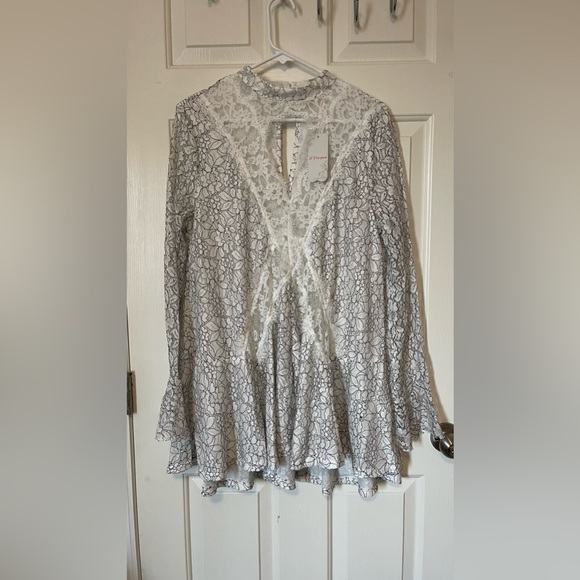 SHEIN Tops - White flowy bell sleeve shirt